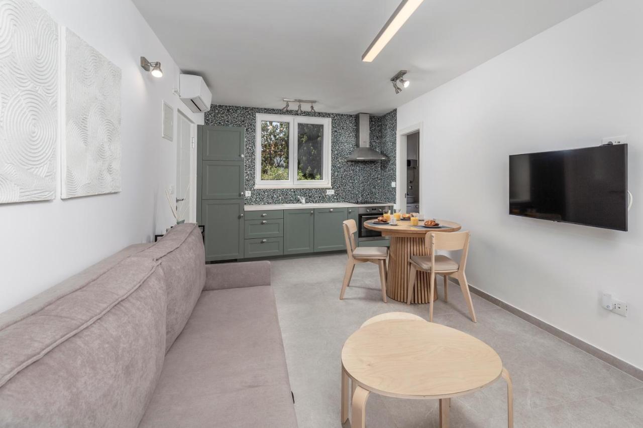 Apartments Grey, Green I White Malinska Exterior foto
