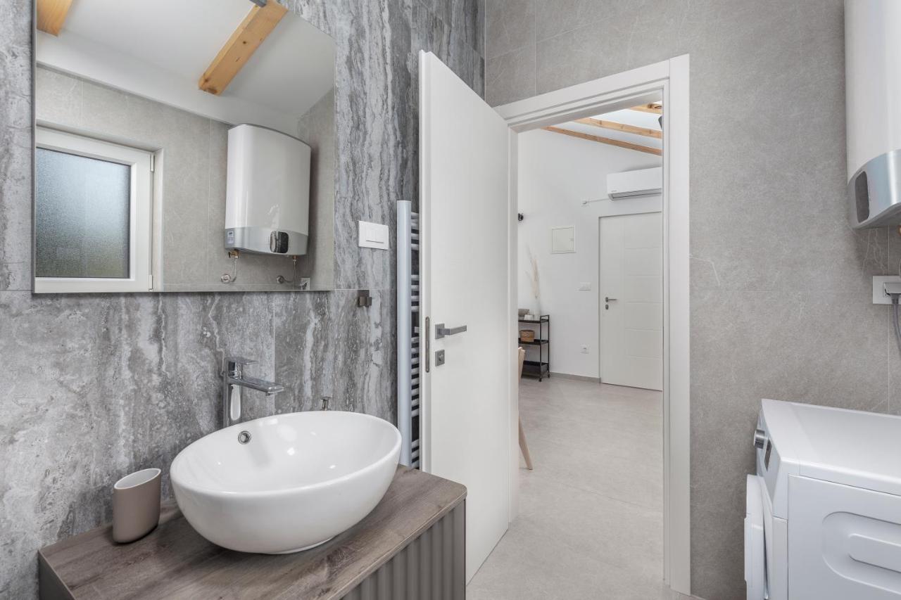 Apartments Grey, Green I White Malinska Exterior foto
